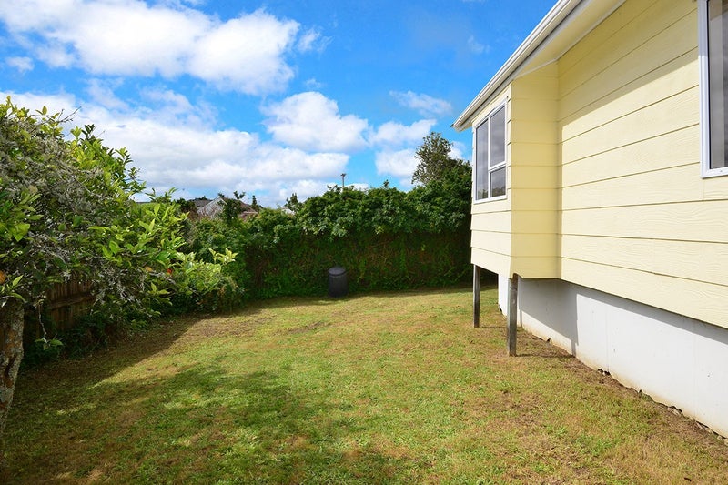 1/5 Cresta Avenue, Beach Haven, Auckland - Carousel 2