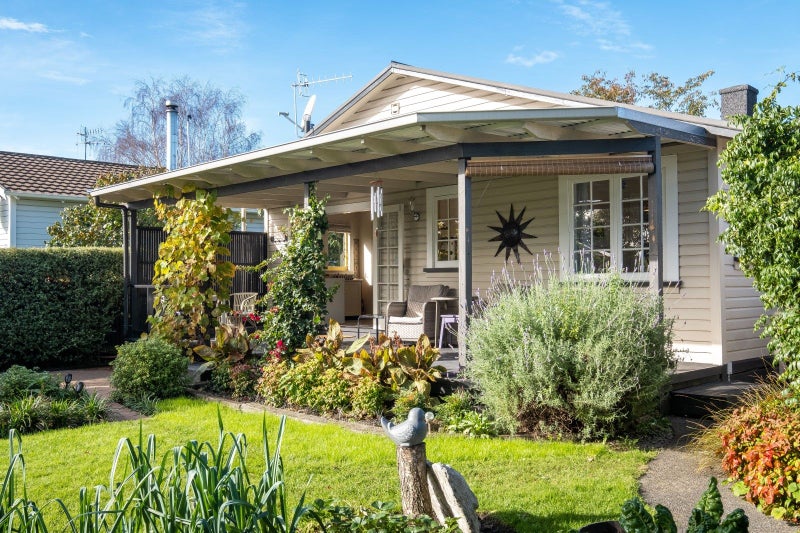 900 Caroline Road, Mayfair, Hastings - Carousel 1