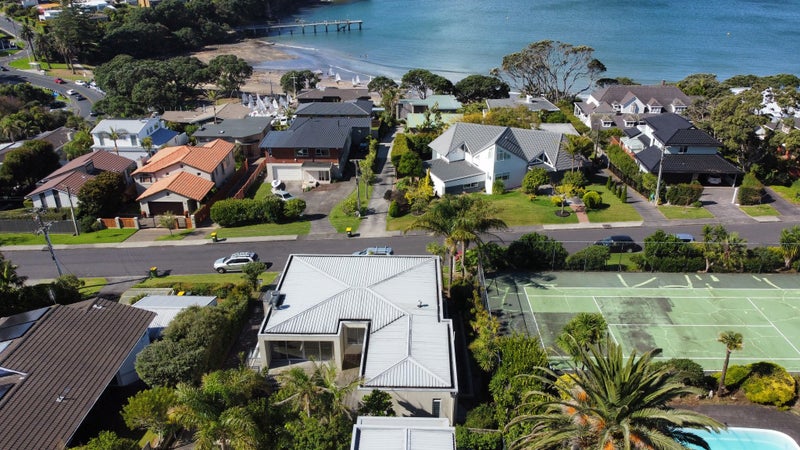 20 Bournemouth Terrace, Murrays Bay, Auckland - Carousel 2