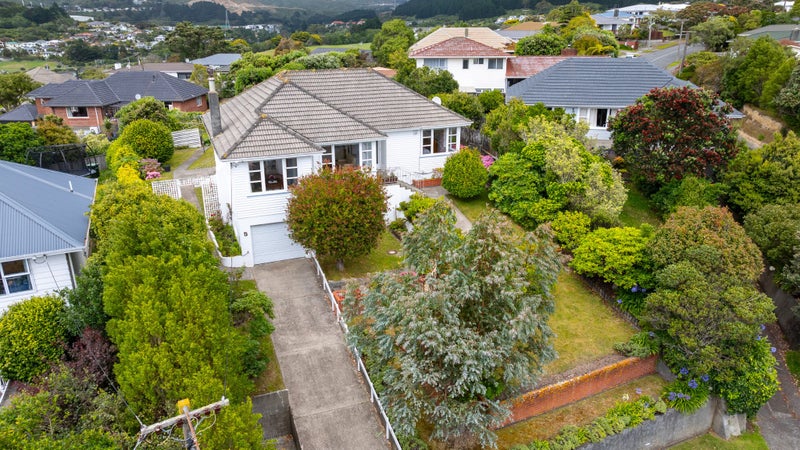 5 Larsen Crescent, Tawa, Wellington - Carousel 1