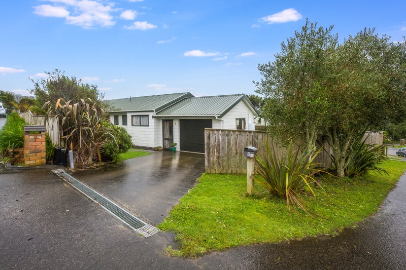 8 Ribbonwood Terrace, Ranui, Porirua - Carousel 1