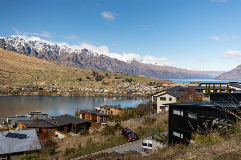 12 Saint Peters Place, QUEENSTOWN, Queenstown - Carousel 2