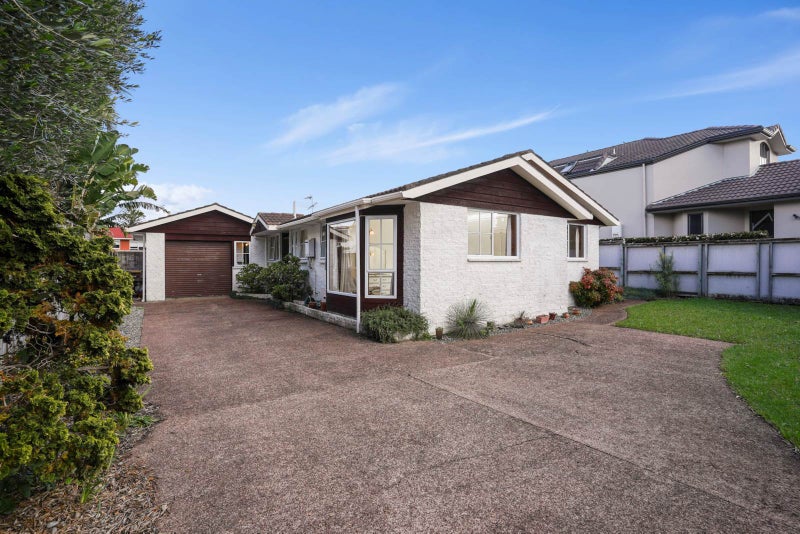 2/15 Stratford Avenue, Milford, Auckland - Carousel 1