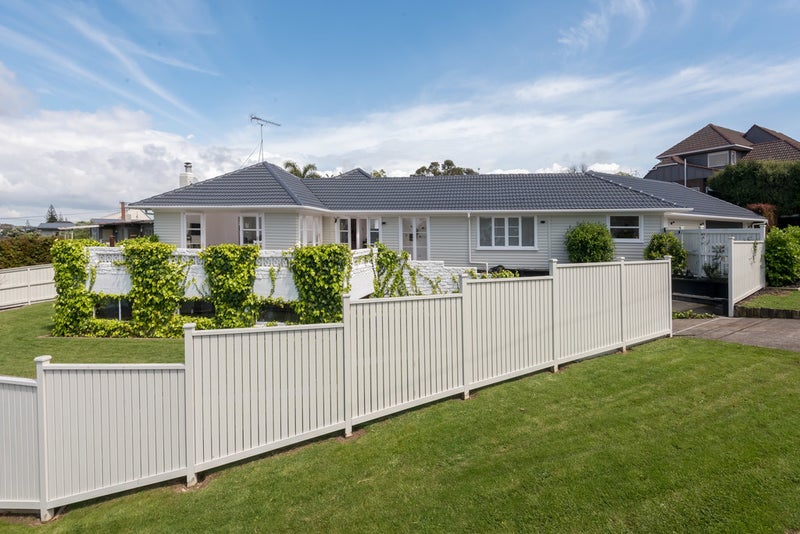 7 Churchill Road, Cockle Bay, Auckland - Carousel 1