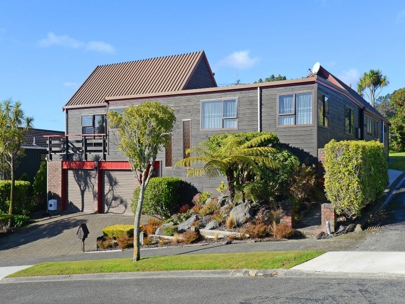 33 Seymour Grove, Kingsley Heights, Upper Hutt - Carousel 1