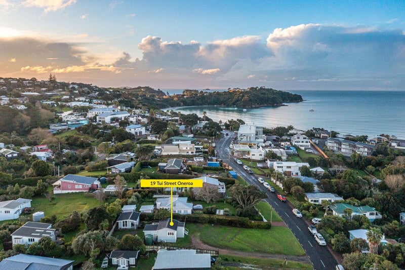 19 Tui Street, Oneroa, Waiheke Island - Carousel 1