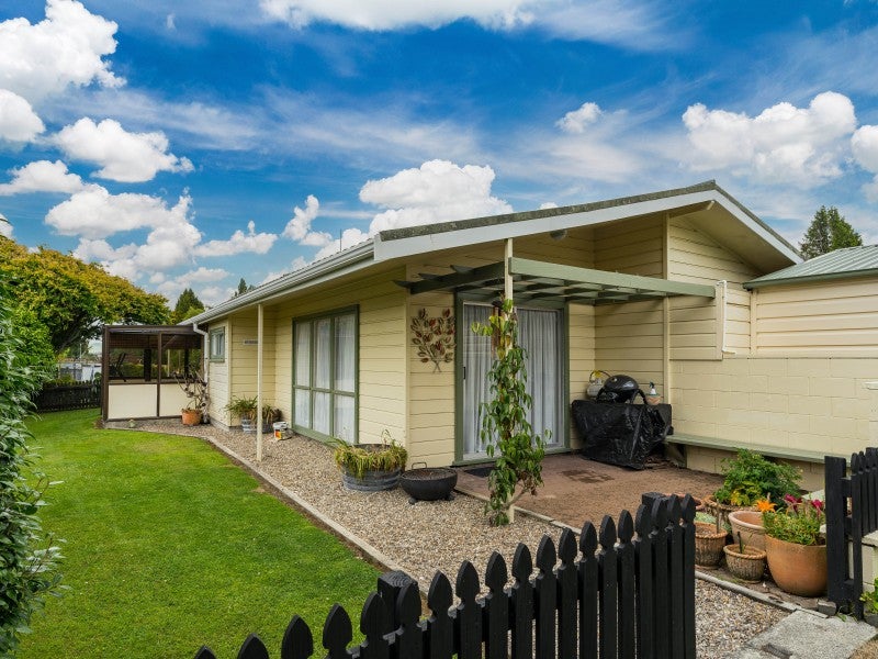 10 Tirita Street, Kawaha Point, Rotorua - Carousel 1