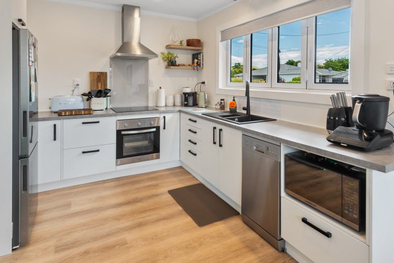 20 Sandringham Street, Oamaru North, Oamaru - Carousel 2