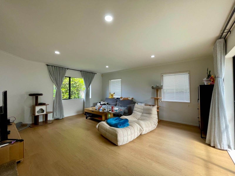 15 Baulcomb Parade, Windsor Park, Auckland - Carousel 2