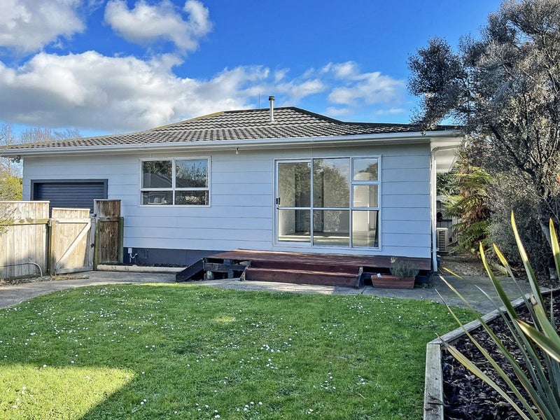 4A Ruamahanga Crescent, Terrace End, Palmerston North - Carousel 1