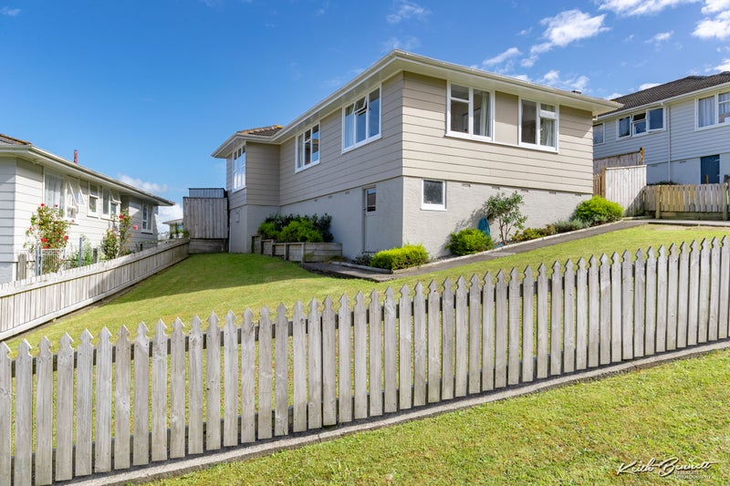 11 Penguin Grove, Waitangirua, Porirua - Carousel 14