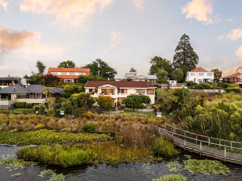 76 Lake Crescent, Hamilton Lake, Hamilton - Carousel 2