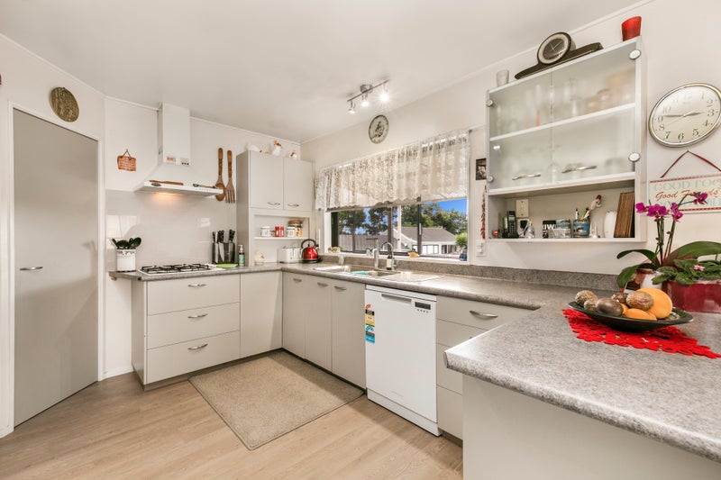 6 Palando Place, Conifer Grove, Takanini - Carousel 2