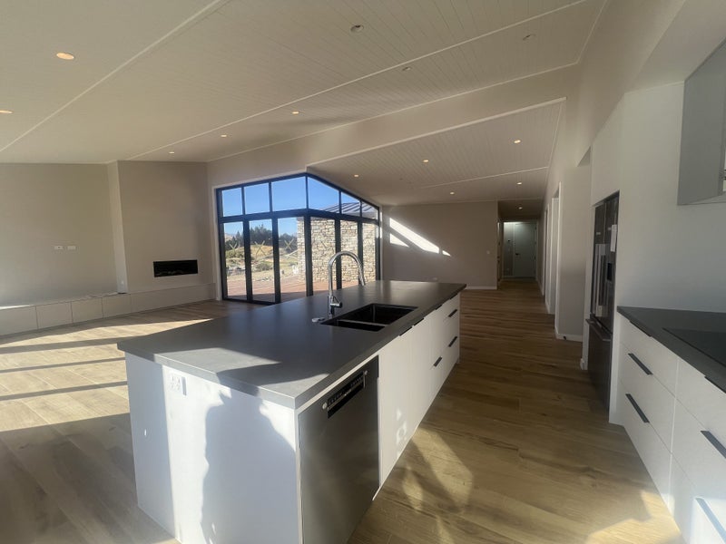 4 Red Deer Rise, Kelvin Heights, Queenstown - Carousel 2