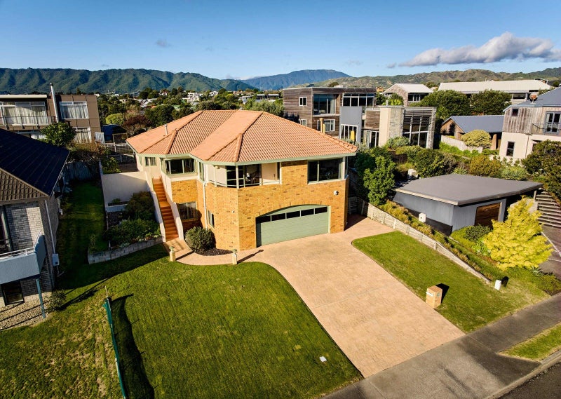 11 Major Durie Place, Waikanae Beach, Waikanae - Carousel 1