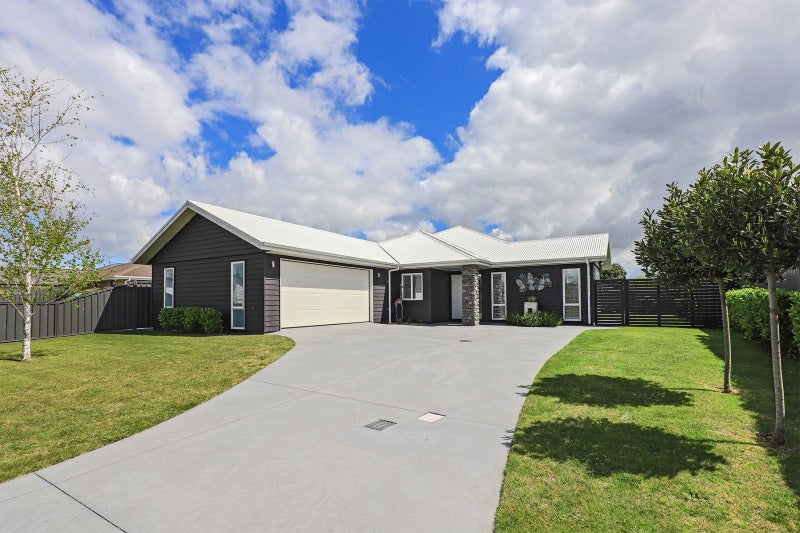 6 Begley Place, Frimley, Hastings - Carousel 1