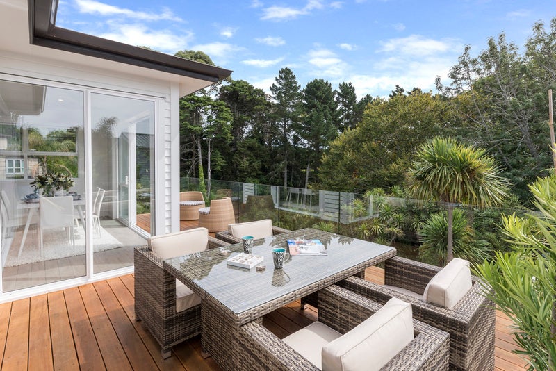 33 Copperfield Terrace, Mellons Bay, Auckland - Carousel 1