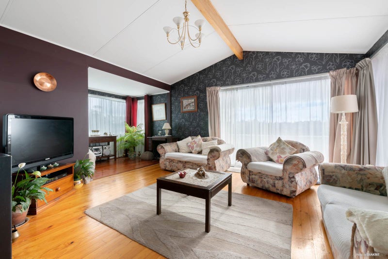 1 Idyll Place, Northcross, Auckland - Carousel 1