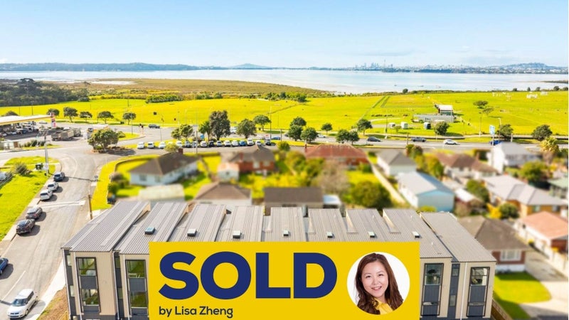 8/4 Toru Street, Te Atatu Peninsula, Auckland - Carousel 1