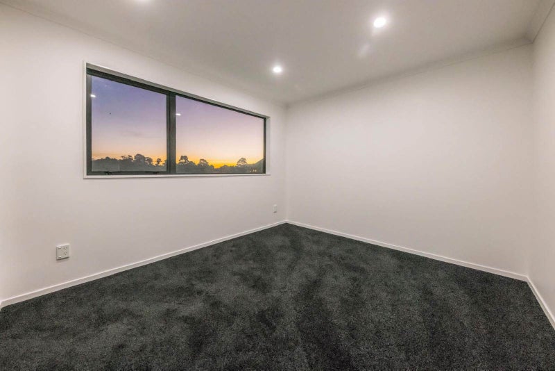 31B Waddell Avenue, Point England, Auckland - Carousel 2