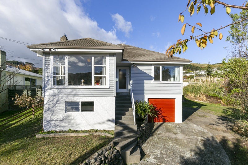 12 Ranui Terrace, Tawa, Wellington - Carousel 1