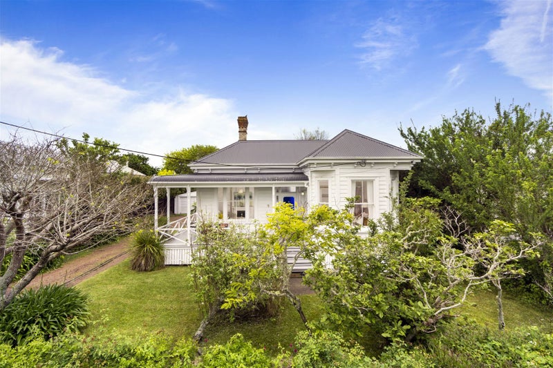 9 Summer Street, Stanley Point, Auckland - Carousel 1