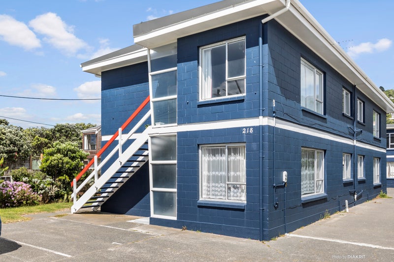 1/218 Onepu Road, Lyall Bay, Wellington - Carousel 1