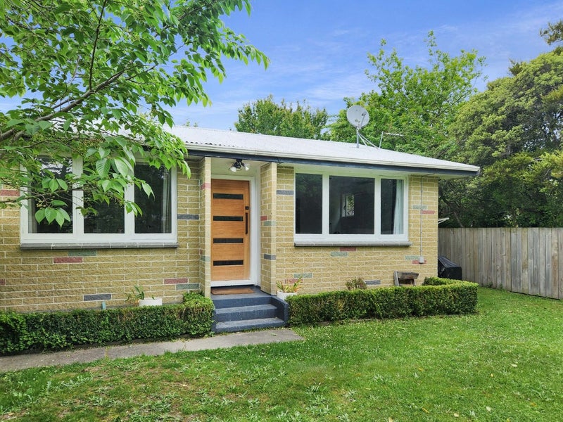 2/5 Coates Grove, Silverstream, Upper Hutt - Carousel 1