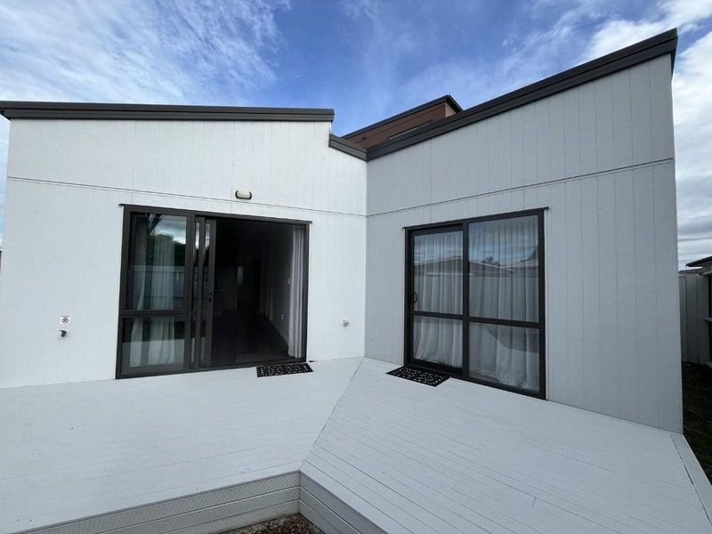 8/3 Abbotleigh Avenue, Te Atatu Peninsula, Auckland - Carousel 1