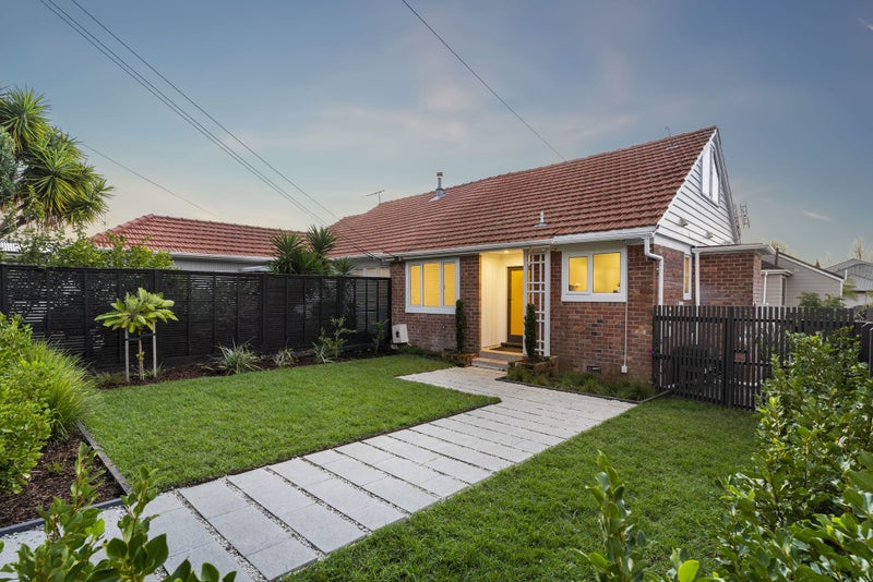 14 Seacombe Road, Point Chevalier, Auckland - Carousel 1