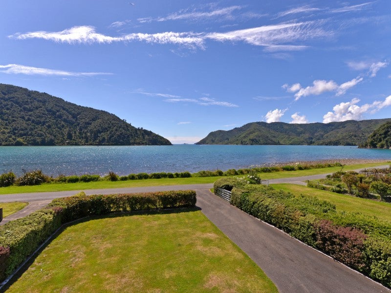 21 The Parade, French Pass - Carousel 2