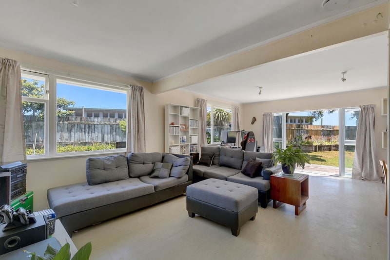 24 Surprise Place, Cannons Creek, Porirua - Carousel 1