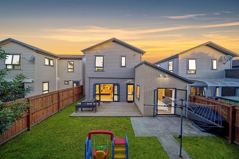 18 Taiaapure Street, Weymouth, Auckland - Carousel 1