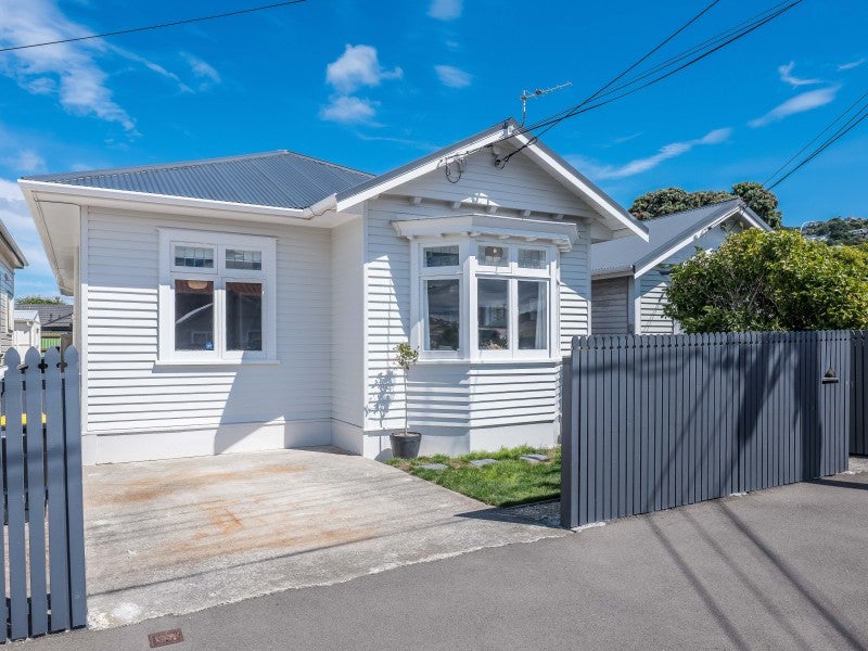 52 Endeavour Street, Lyall Bay, Wellington - Carousel 2