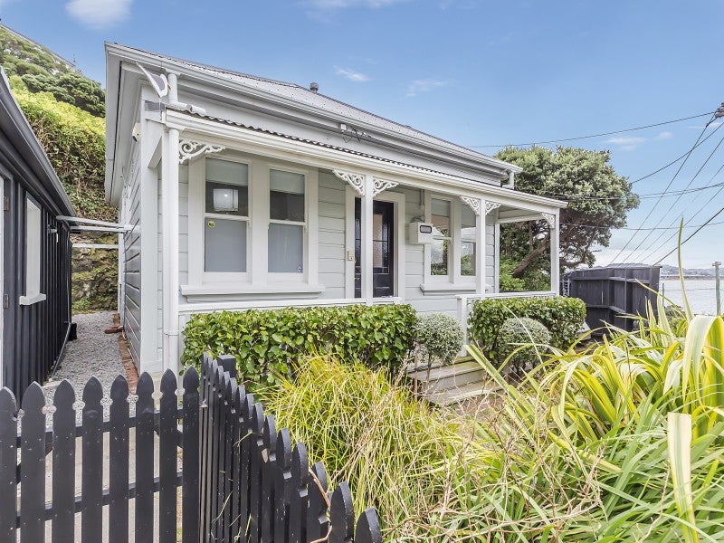 8A Hungerford Road, Lyall Bay, Wellington - Carousel 2
