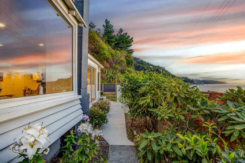 409 Marine Drive, Mahina Bay, Lower Hutt - Carousel 1