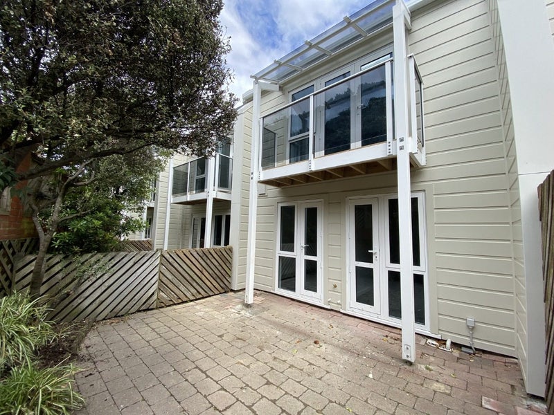 12A Lawson Place, Mount Victoria, Wellington - Carousel 1