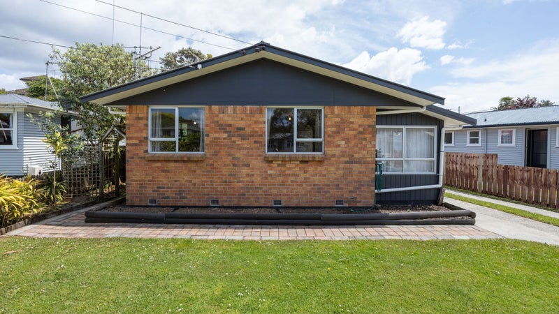 22 Manapouri Place, Glenview, Hamilton - Carousel 1