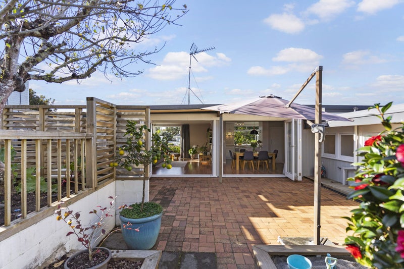 1 Gretel Place, Hillcrest, Auckland - Carousel 1
