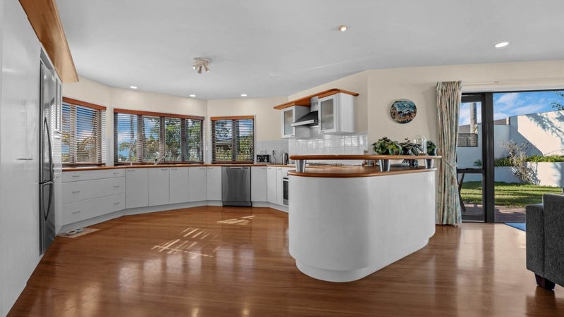 17 Eastwood Rise, Browns Bay, Auckland - Carousel 1