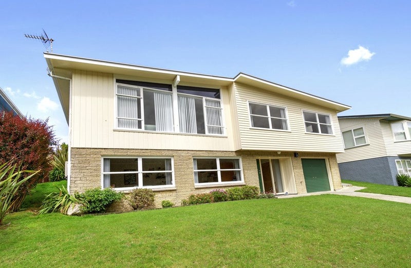 8 Fitzwilliam Terrace, Tawa, Wellington - Carousel 21