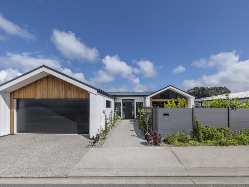 23 Promontory Crescent, Newlands, Wellington - Carousel 1