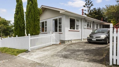 19 Akaroa Drive, Maupuia, Wellington - Carousel 1