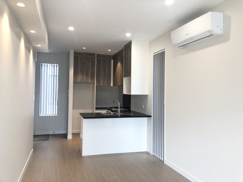 4/21 Akoranga Drive, Northcote, Auckland - Carousel 2