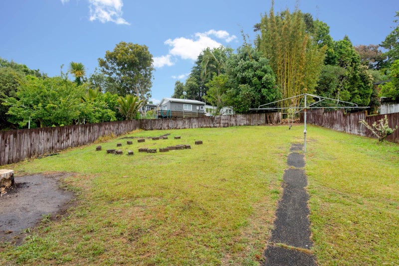 8 Pendlebury Street, Green Bay, Auckland - Carousel 2