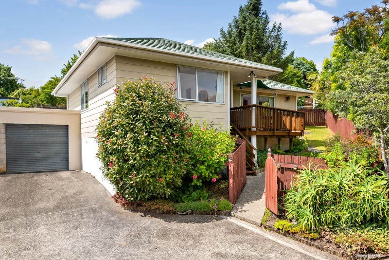 2/8 Theban Place, Totara Vale, Auckland - Carousel 1