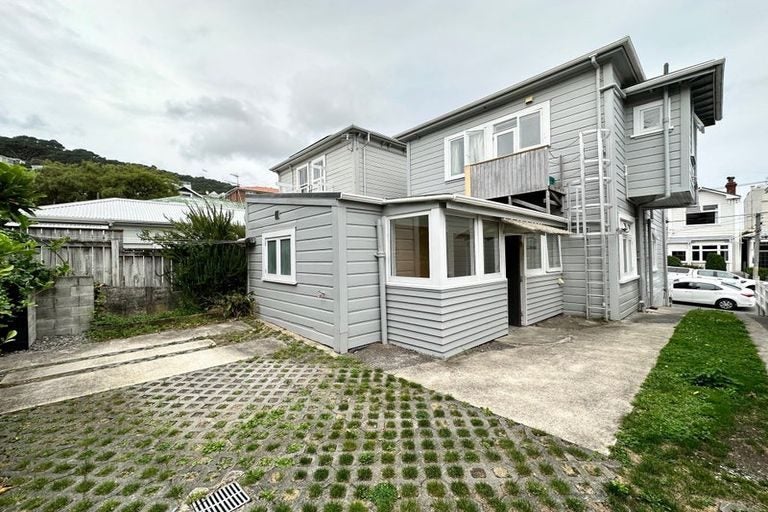 11 Caroline Street, Mount Victoria, Wellington - Carousel 11