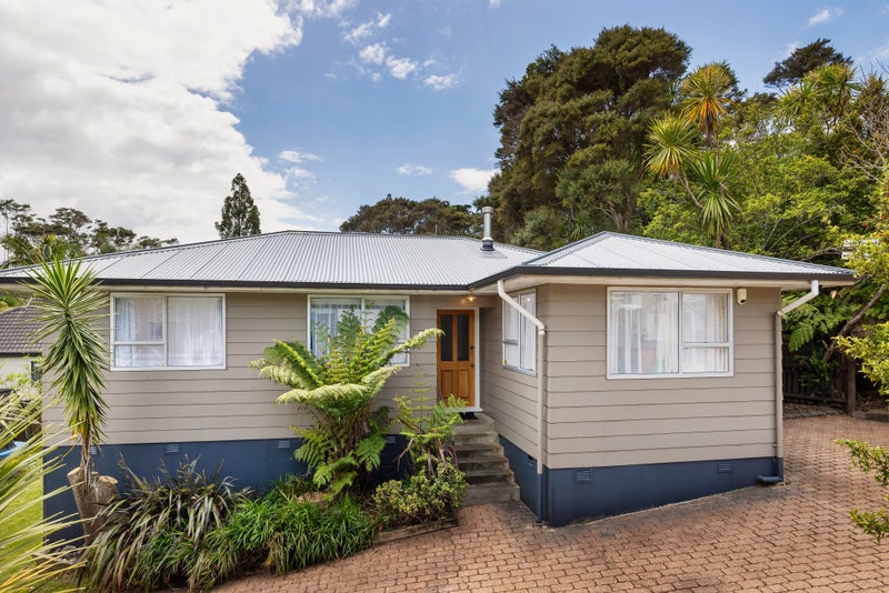 11 Onedin Place, Titirangi, Auckland - Carousel 2