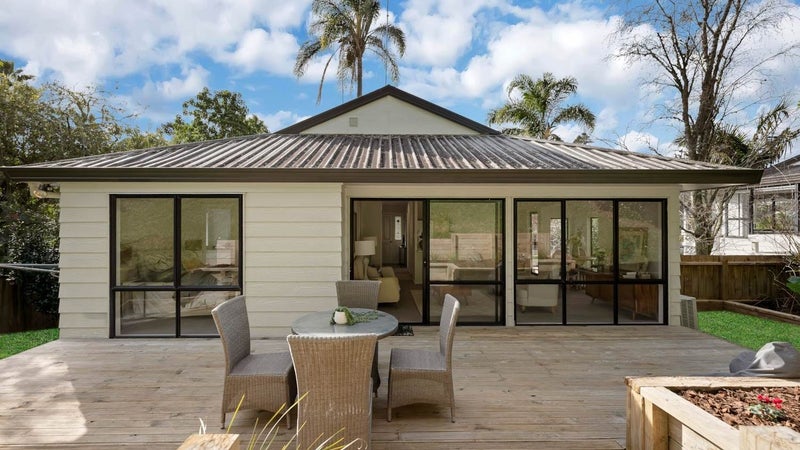 52 Topliss Drive, Northcross, Auckland - Carousel 1