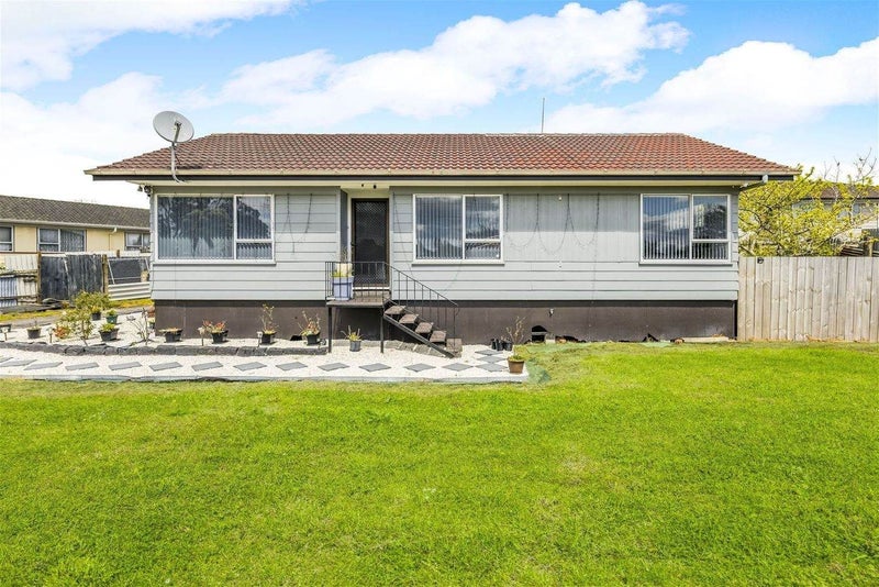 8 Pesaro Place, Clover Park, Auckland - Carousel 2